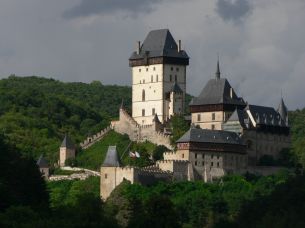 Ausflüge in die Umgebung Prags: Spaziergang entlang der Berounka zur Burg Karlstein