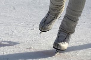 Warten Sie nicht auf Frost, die Eisbahn auf dem Letná funktioniert kostenlos und dem Wetter zum Trot