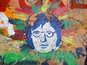 Lennon-Mauer: nicht untergehendes öffentliches Notizbuch vergangener und jetziger Zeit