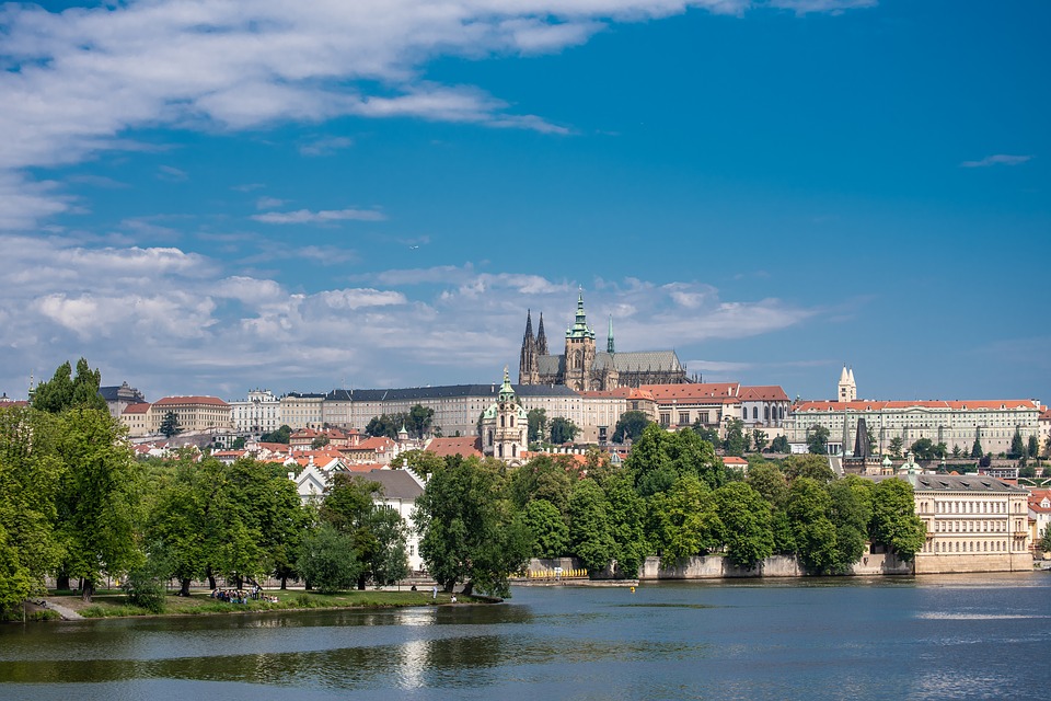 Wie kommt man zur Prager Burg? Mit Metro, Straßenbahn oder bei einem romantischen Spaziergang