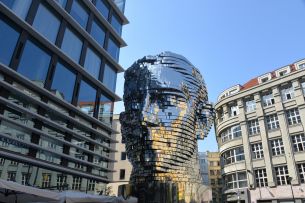 Zwei Franz-Kafka-Skulpturen zeigen zwei Gesichter Prags – das romantische sowie das vom Konsum gezei