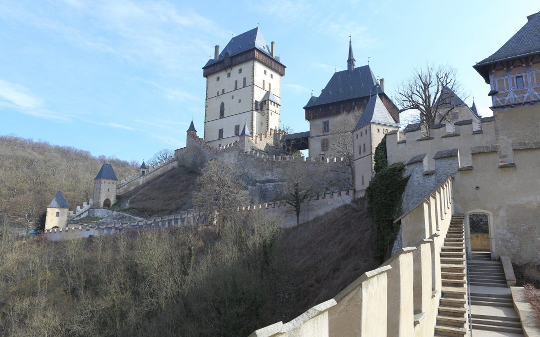 Tipp für ein Winterwochenende: eingeschneite Burg Karlstein und seine Besichtigung